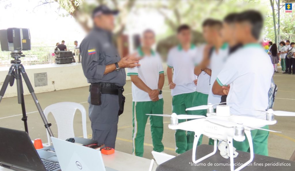 Se observa a un grupo de estudiantes en la mesa del Cuerpo Técnico de Investigación siendo orientados y capacitados por uno de nuestros servidores del CTI Seccional Huila.
