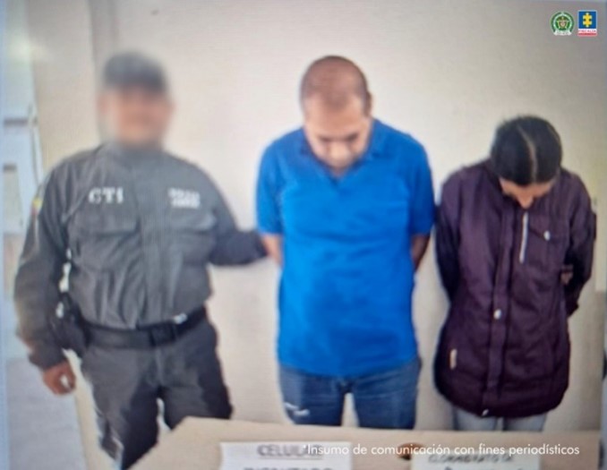 Se visualiza a los capturados junto a un investigador CTI.