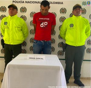 En la foto se puede apreciar a dos miembros de la Policía Nacional custodiando al hoy asegurado.