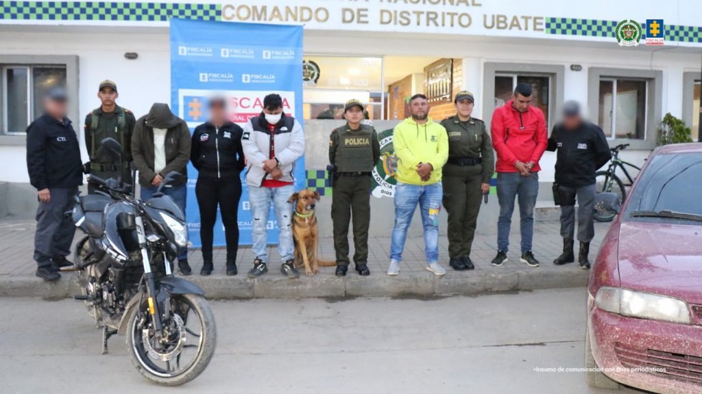 En la fotografía se observan 10 personas, dos de ellas funcionarios del CTI, y tres uniformados de la Policía Nacional.
