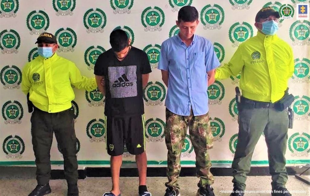 Los capturados están en medio de dos miembros de la SIJIN Casanare, con sus rostros agachados y esposados por la espalda.