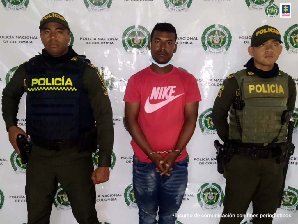 En la imagen se observa al imputado, Édgar Montenegro, en medio de dos custodios de la Policía Nacional.