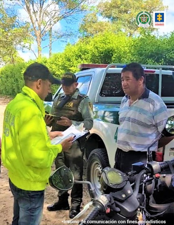 El docente Marco Alirio López Herrera, es requerido por miembros de la Policía nacional para en una vía pública de Yopal Casanare. Se le ve con las manos atrás y rodeado por varios uniformados.