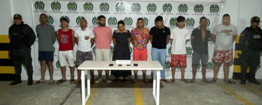 En la imagen se aprecian a 10 de los procesados presuntamente implicados en la comisión de extorsiones y homicidios selectivos en Atlántico. Al parecer, estas personas estarían al servicio de la organización delincuencial Los Rastrojos Costeños.