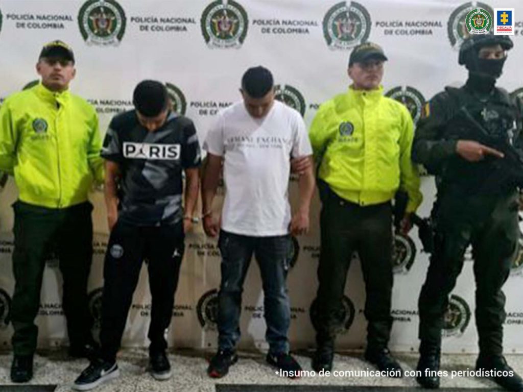 En la imagen aparecen dos capturados en medio de personas de la Policía Nacional.