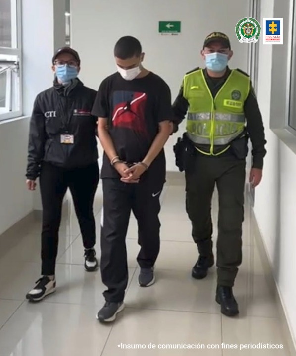 En la fotografía aparece un hombre capturado junto a un servidor del CTI y un agente de la Policía Nacional, quienes se desplazan or un corredor