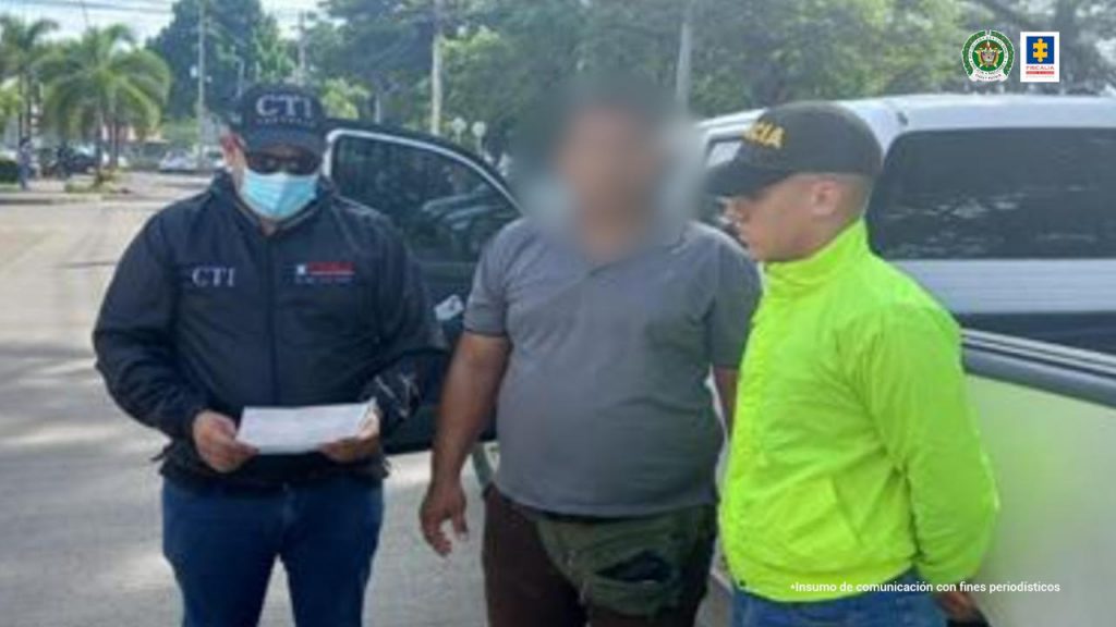 En la foto se aprecia una persona capturada entre un funcionario del CTI y de la Policía.