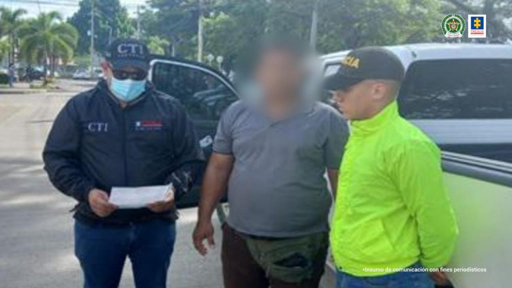 En la foto se aprecia una persona capturada entre un funcionario del CTI y de la Policía. 