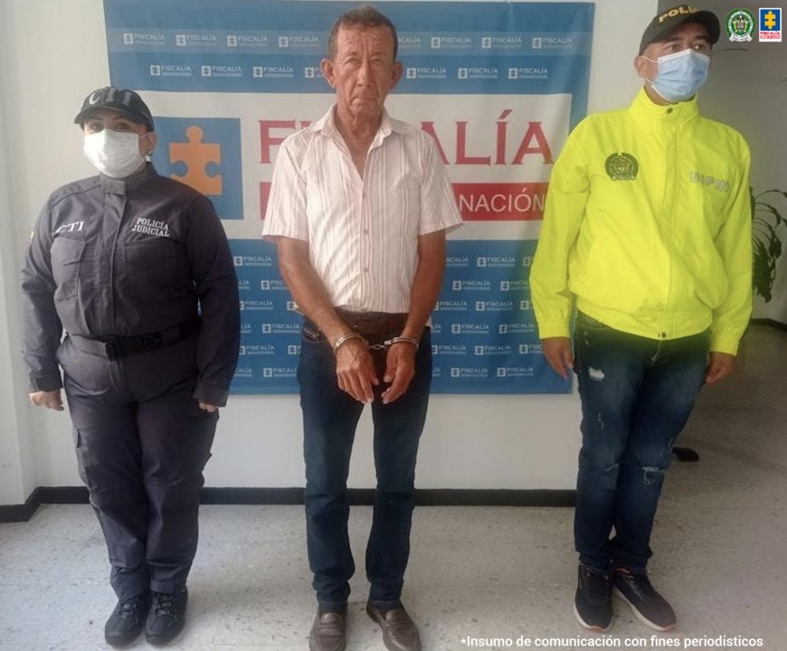 en la foto se aprecia al hoy condenado en compañía de una funcionaria del CTI y un miembro de la Policía.
