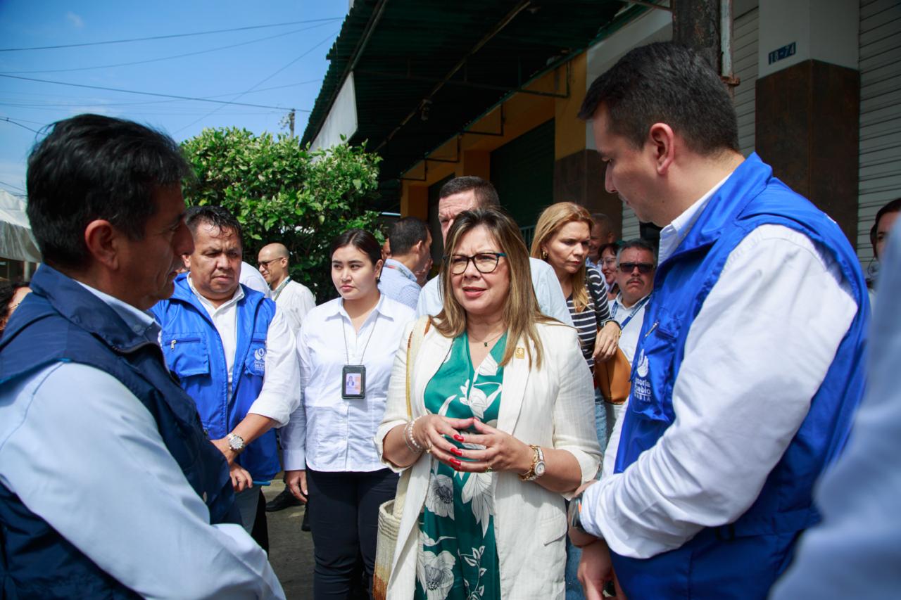La Fiscal General, Luz Adriana Camargo, aparece en el centro de la imagen, de pie, junto a funcionarios de diversas entidades. Están en exteriores en el municpio de Puerto Tejada. 