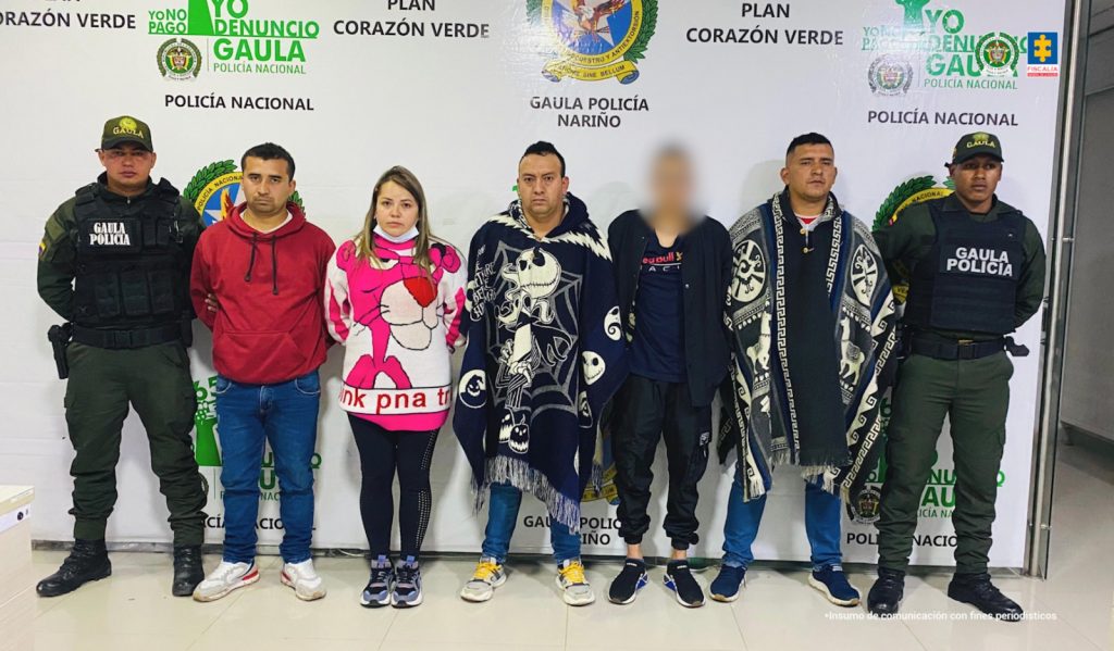 En las fotografías aparecen los 6 capturados junto a cuatro agentes del Gaula de la Policía Nacional. En la parte superior, está un banner de la Policía Nacional