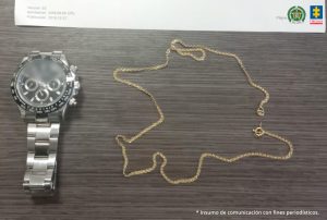 Fiscal Mancera, Fiscal Martha Mancera, Martha Mancera, Fiscalía General de la Nación se observan un reloj y una cadena recuperados del hurto ocurrido en un restaurante en Pereira
