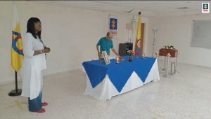 Fiscal Mancera, Fiscal Martha Mancera, Martha Mancera, Fiscalía General de la Nación En la fotografía se aprecia a la Asesora de la Sección de Atención a Víctimas y Usuarios de la Dirección Seccional de Fiscalías Valle del Cauca, Ingrid Arroyo en un salón, junto con un sacerdote, un altar con mantel blanco y azul, un féretro pequeño, las banderas de Colombia y de Medicina Legal; así como un pendón de la Fiscalía.