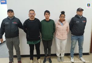 Fiscal Mancera, Fiscal Martha Mancera, Martha Mancera, Fiscalía General de la Nación En la imagen aparecen tres personas detenidas, dos hombres y una mujer, entre dos funcionarios del CTI.