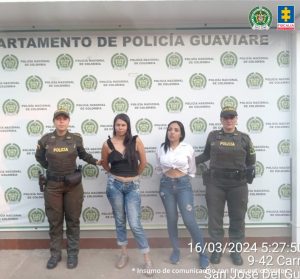 Fiscal Mancera, Fiscal Martha Mancera, Martha Mancera, Fiscalía General de la Nación capturdasa de frente custodiadas por dos policías. Detrás banner de la Policía Nacional.
