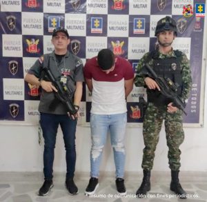 Fiscal Mancera, Fiscal Martha Mancera, Martha Mancera, Fiscalía General de la Nación En la fotografía aparece el capturado junto a un servidor del CTI y un soldado del Gaula Militar. En la parte superior se observa un banner del Gaula Militar