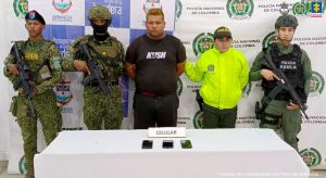Fiscal Mancera, Fiscal Martha Mancera, Martha Mancera, Fiscalía General de la Nación En la imagen aparece una persona de suéter negro detenido entre funcionarios de la Policía y la Armada Nacional.