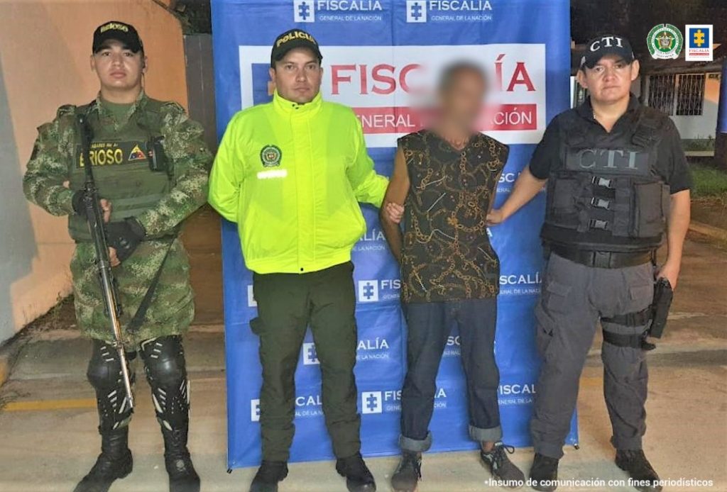 El capturado está protegido por un miembro del CTI de la Fiscalía, y dos miembros de la fuerza pública uno de la Policía Nacional nacional y otro del Ejército.