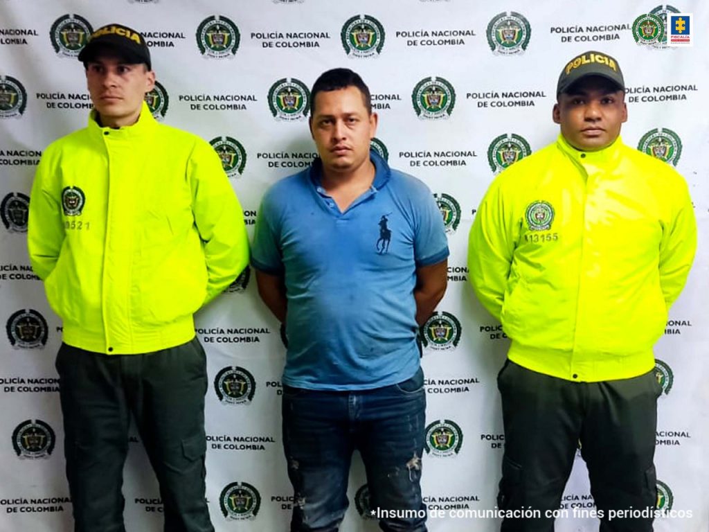 En la imagen está Hernán Darío Torres Franco con dos servidores de la Policía Nacional a cada lado.