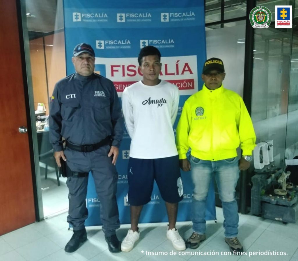 En la imagen se observa una persona capturada en medio de un investigador del CTI y un policía.