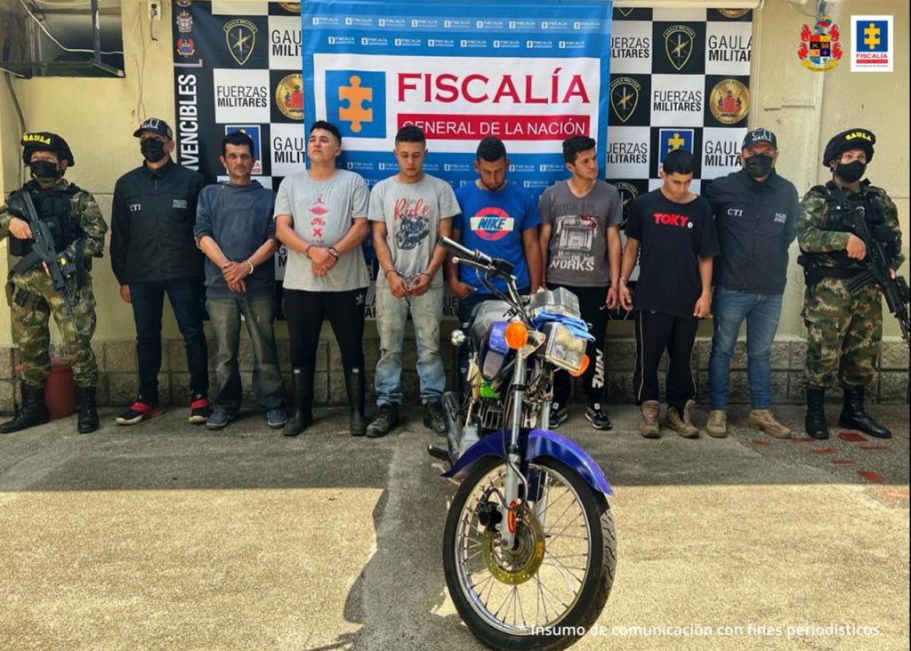 En la foto se encuentran los 7 capturados   con 2 servidores del CTI y el Ejército Nacional a cada lado. 