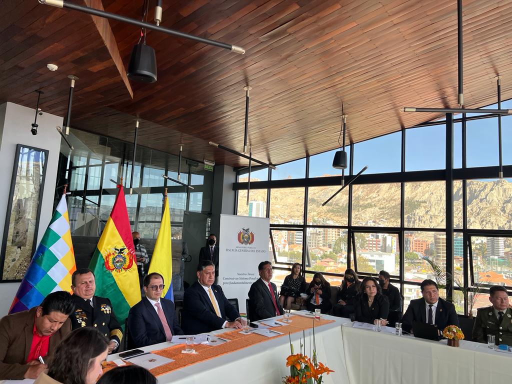Es una reunión donde aparecen más de una docena de personas, entre las que se cuentan el Fiscal General de Colombia, Francisco Barbosa y su par de Bolivia, Juan Lanchipa, además de autoridades de ese país.