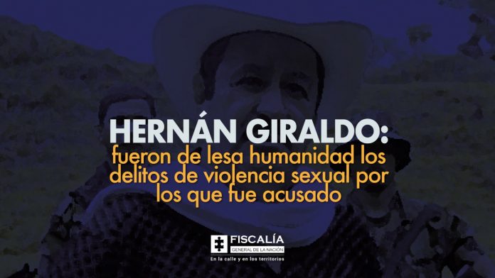 En la imagen se ve el exjefe paramilitar Hernán Giraldo Serna, con sombrero. Al fondo se ven más personas y una montaña.