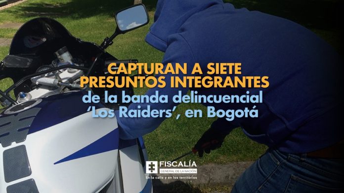 Se ve una motocicleta de alta gama y una persona, de la que no se distingue su rostro, acercándose a ella.