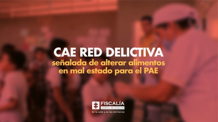 En una imagen distorsionada, para proteger a los menores de edad, se ve una fila de niños reclamando su alimentación escolar. Es un ambiente de comedor de colegio.