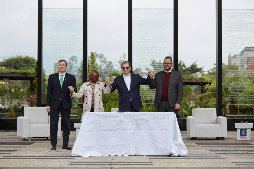 Aparecen tomados de la mano, de izquierda a derecha: Terry Steers-González Consejero Sección Política Embajada de Estados Unidos; Martha Mancera, Vicefiscal; Francisco Barbosa, Fiscal General y Wilson Castañeda, director de Caribe Afirmativo.