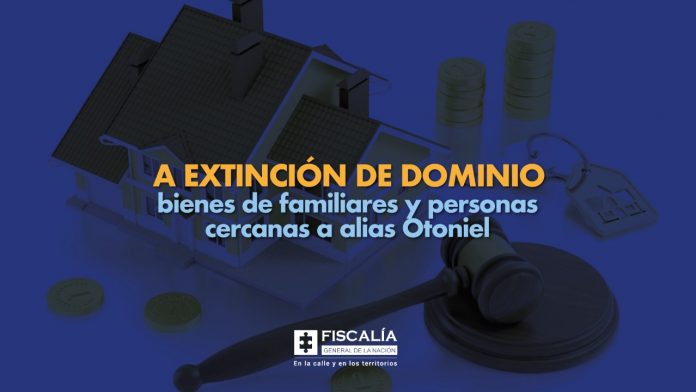 En la imagen logra apreciarse la maqueta de una casa, varias filas de monedas y el mazo de un juez.
