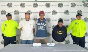 En la imagen se observa a los tres procesados de frente, en medio de dos integrantes de la Policía Nacional.