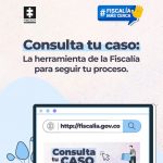 Pieza grafica fondo de color entre gris y azul claro. Se puede ver una ilustración de una panatala de un PC de escritorio y en su pantalla se puede leer "Consulta tu caso"". En la parte superior esta el logo de la Fiscalia y de la sección de contenido "Fiscalia Más Cerca" y en letras azules oscuras se lee: Consulta tu caso, la herramienta de la Fiscalia para seguir tu proceso