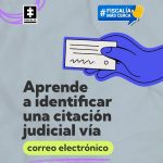 La imagen es una pieza gráfica informativa de la Fiscalía con un diseño moderno y colores predominantes azul, morado, gris y verde. En la parte superior izquierda aparece el logo de la Fiscalía, acompañado de unos círculos decorativos en tonos morados. En la parte superior derecha se ve un recuadro azul con el texto “#Fiscalía Más Cerca” y el ícono de una mano amarilla. En el centro-derecha de la imagen hay una ilustración de una mano azul sosteniendo un sobre o documento, que representa una notificación o mensaje. En la parte inferior aparece el mensaje principal en letras grandes y negras: “Aprende a identificar una citación judicial vía correo electrónico” Debajo, la frase “correo electrónico” está resaltada dentro de una franja verde, y más abajo hay un trazo decorativo en color morado.