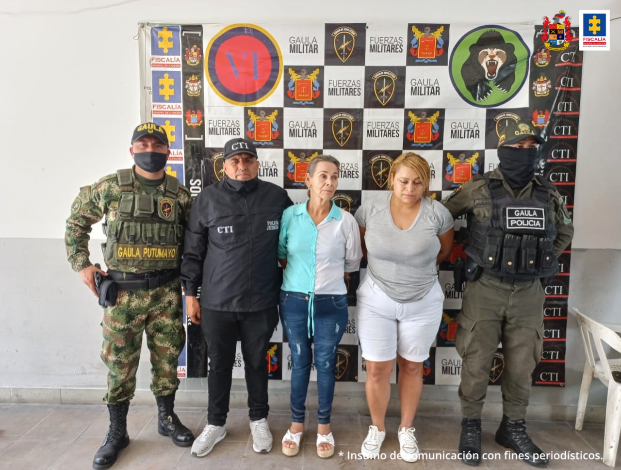 En la fotografía aparecen dos capturadas, junto a personal de CTI y Ejército Nacional. En la parte posterior de la imagen se ven banners de Ejército Nacional y la Fiscalía General de la Nación.