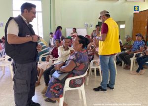 En las fotos aparecen funcionarios de la Fiscalía atendiendo a víctimas de la violencia en un auditorio.