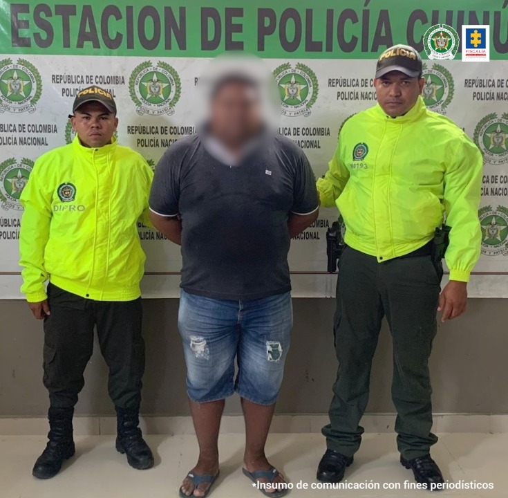 En la imagen se ve una persona capturada entre dos policías.