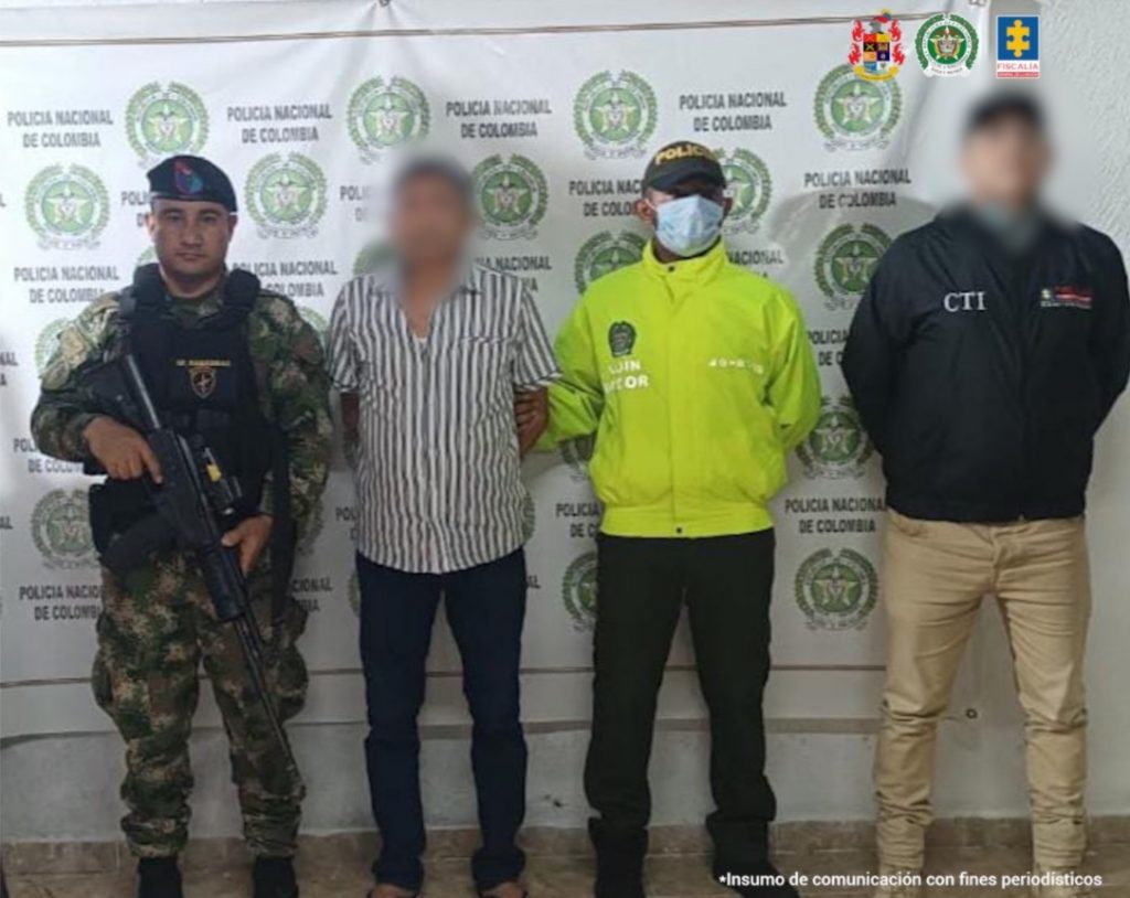 En la imagen aparece una persona detenida entre uniformados de la Policía, el Ejército y el CTI.