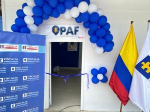 En la imagen se ve la entrada a un Punto de Atención de la Fiscalía PAF.