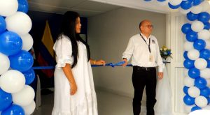 En la imagen se observa un funcionario de la Fiscalía y una ciudadana, cortando una cinta de inauguración de una sede de la Fiscalía.