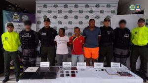 En la imagen aparecen tres personas detenidas entre uniformados del CTI y de la Policía.