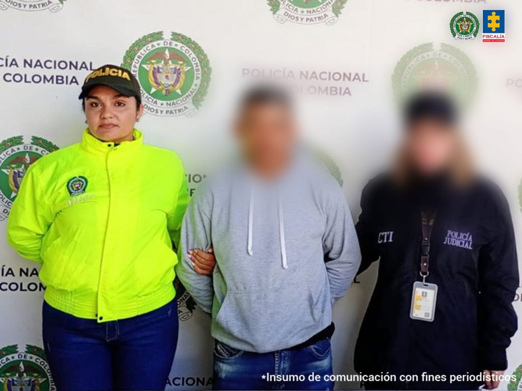 En la imagen aparece una persona detenida entre uniformados del CTI y la Policía.