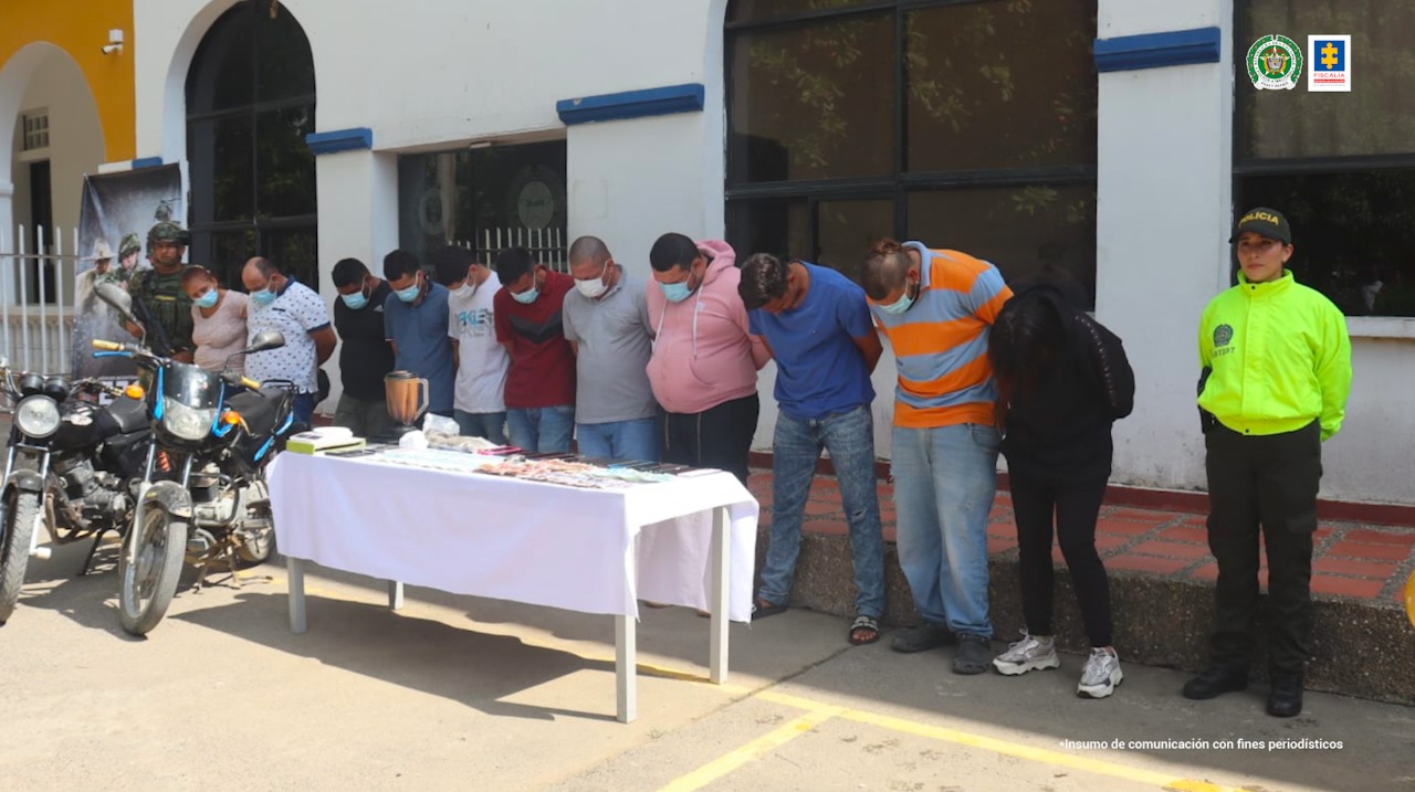 En la imagen se ven 11 personas detenidas, entre dos uniformados de la Policía y el Ejército.