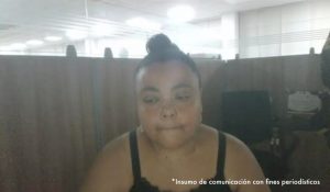 En la fotografía está una mujer de contextura gruesa, trigueña, cabellos negros recogido con un moño, está vestida con una busa de tiras negras y se encuentra al interior de una oficina asistiendo virtualmente a la audiencia en la que se le procesó.