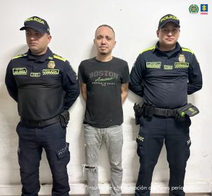 En las fotografías aparecen los capturados de pie, de frente, con los brazos atrás esposados custodiados por uniformados de la Policía Nacional. Delante de ellos hay una mesa con tarjetas débitos, tarjetas de crédito, dineros y celulares. 