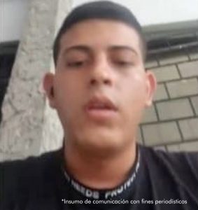En la imagen, aparece el rostro de un hombre joven, trigueño, con facciones delgadas, vestido de camiseta negra. Se encuentra asistiendo virtualmente a la audiencia en la que se le procesó.