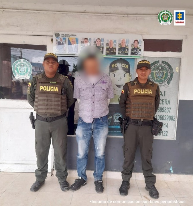 En la imagen aparece un hombre de jean con camisa manga corta escoltado por dos agentes de la Policía Nacional.