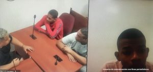 En las imágenes aparecen los procesados sentados en escritorios de madera con micrófono al interior de las salas de audiencia donde se les procesó.