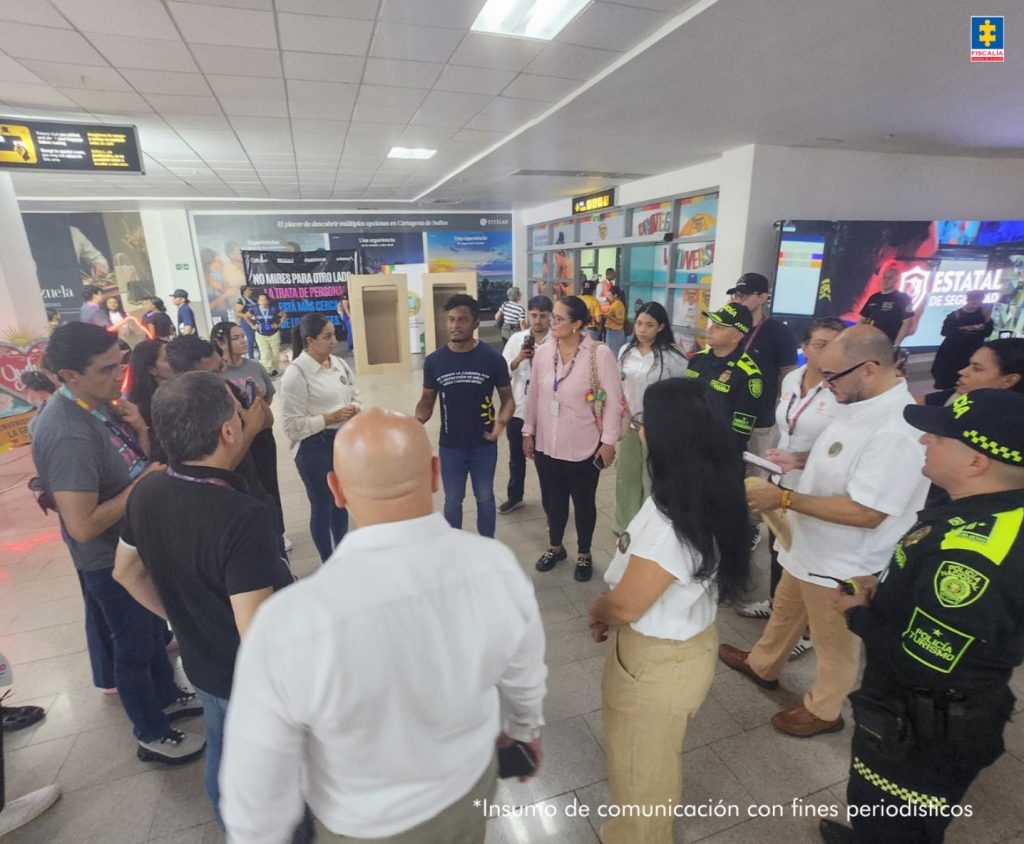 En la imagen están funcionarios de la Fiscalía y de otras entidades articulando actividades que se llevan a cabo en al aeropuerto de Cartagena. 