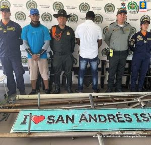 En la imagen se encuentra el procesado de espalda vestido con camisa blanca manga corta, jean azul y tenis negro acompañado de uniformados de la Policía y Armada Nacional y de las autoridades ambientales.